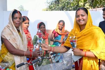 मंत्री श्रीमती लक्ष्मी राजवाड़े ने 30 महिलाओं को किया साइकिल वितरण