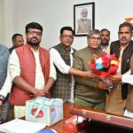 मुख्यमंत्री विष्णुदेव साय से वीर शहीद दीपक भारद्वाज स्मृति समिति के सदस्यों की सौजन्य मुलाकात