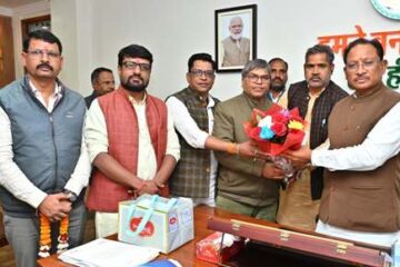 मुख्यमंत्री विष्णुदेव साय से वीर शहीद दीपक भारद्वाज स्मृति समिति के सदस्यों की सौजन्य मुलाकात