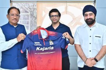 छत्तीसगढ़ में आईपीएल की तैयारी: मुख्यमंत्री को आरसीबी का जर्सी भेंट