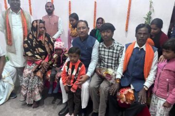 मुख्यमंत्री विष्णु देव साय ने प्रधानमंत्री आवास योजना के हितग्राही के घर पहुँचकर जाना ज़मीनी अनुभव