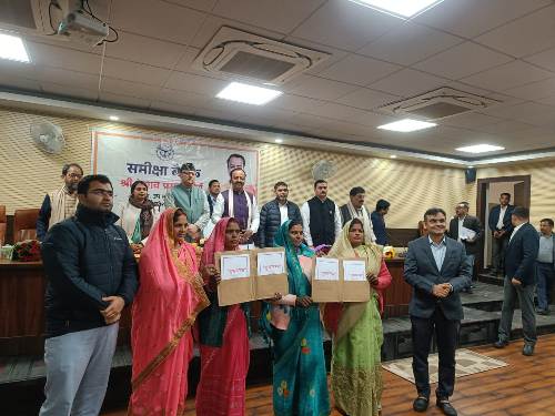 डिप्टी सीएम केशव प्रसाद मौर्य ने महिला स्वयं सहायता समूह की पांच महिलाओं को ई-रिक्शा प्रदान किया