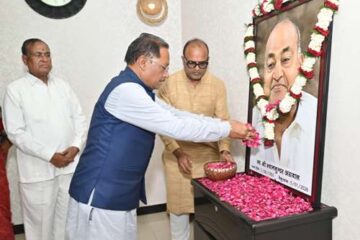 मुख्यमंत्री विष्णु देव साय ने स्वर्गीय श्याम सुन्दर अग्रवाल को दी श्रद्धांजलि