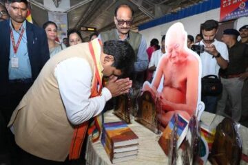 उपमुख्यमंत्री विजय शर्मा ने ‘मूकमाटी एक्सप्रेस’ को हरी झंडी दिखाकर किया रवाना