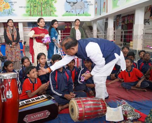 दिव्यांग बच्चों के बीच पहुंचे मुख्यमंत्री, नारायणपुर के परीयना दिव्यांग आवासीय विद्यालय को बस देने की घोषणा