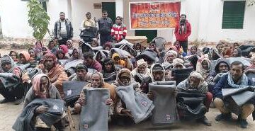 कड़ाके की ठंड में बिड़ला कार्बन का मानवीय प्रयास,1060 जरूरतमंदों को बांटे कंबल