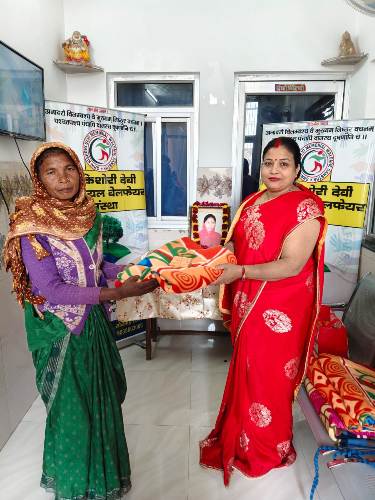 किशोरी देवी मेमोरियल वेलफेयर संस्था ने ठंड में बाँटी राहत, सैकड़ों जरूरतमंदों को मिले कंबल