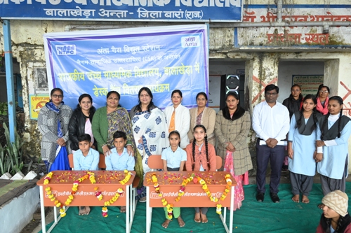 बालाखेड़ा विद्यालय में एनटीपीसी अंता ने दिए 50 डेस्क-बेंच