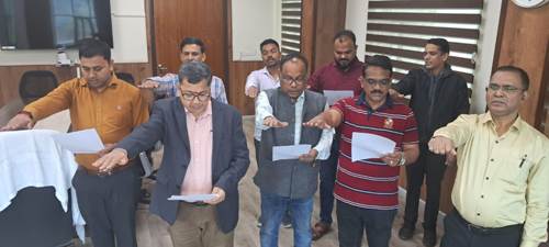 स्वास्थ्य भवन में राष्ट्रीय मतदाता दिवस पर ली गई मतदान के प्रति प्रतिबद्धता की शपथ