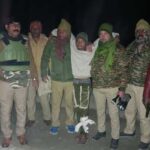 महिला का भेष बनाकर लूटने वाला इनामिया बदमाश पुलिस मुठभेड़ में घायल होकर गिरफ्तार