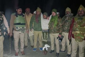 महिला का भेष बनाकर लूटने वाला इनामिया बदमाश पुलिस मुठभेड़ में घायल होकर गिरफ्तार