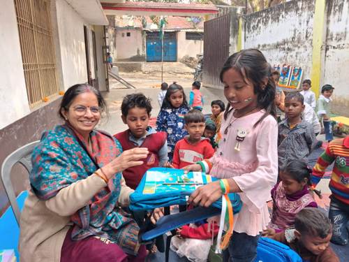 मजदूर-किसान महिलाओं एवं बच्चों ने पारंपरिक त्यौहार की तरह उल्लास के साथ मनाया गणतंत्र दिवस 