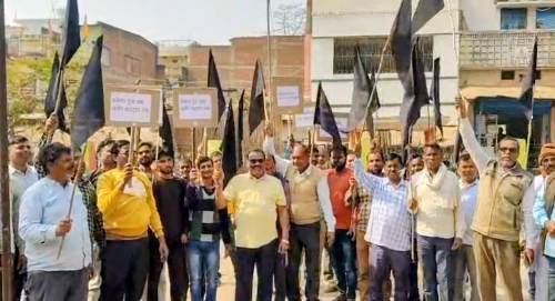 ट्रेन ठहराव व संचालन की मांग को लेकर ग्रामीणों का काला झंडा प्रदर्शन, मतदान बहिष्कार की चेतावनी
