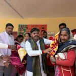 कड़ाके की ठंड में सरकार की संवेदनशीलता, संजीव गोंड़ ने जरूरतमंदों को दी राहत