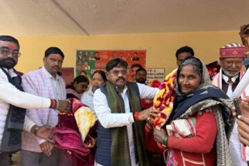 कड़ाके की ठंड में सरकार की संवेदनशीलता, संजीव गोंड़ ने जरूरतमंदों को दी राहत