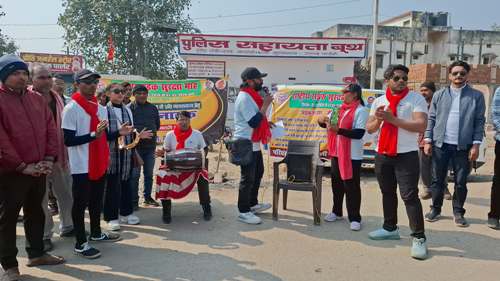 सड़क सुरक्षा : नुक्कड़ नाटक के माध्यम से लोगों को जागरूक कर रहा परिवहन विभाग 