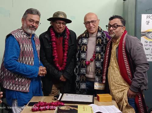 जन मित्र सम्मान प्राप्तकर्ताओं चंद्र मिश्रा और प्रो. सुरेश नायर के कर-कमलों से प्रो.चॉकी फ्रेन को जन मित्र सम्मान