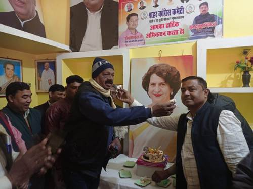 कांग्रेस जनों ने केक काटकर मनाया प्रियंका गांधी का जन्मदिन 