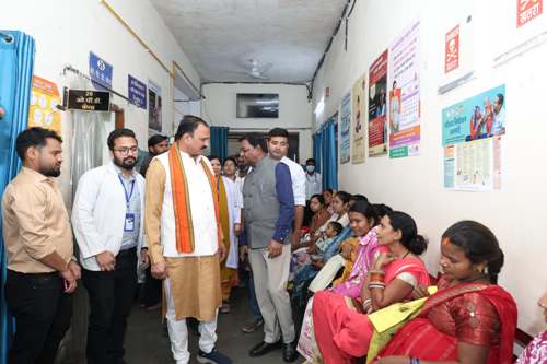 स्वास्थ्य मंत्री श्याम बिहारी जायसवाल ने किया शहरी सामुदायिक स्वास्थ्य केंद्र का निरीक्षण