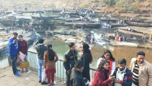 नव वर्ष के जश्न में डूबा पर्यटन स्थल लिखनिया दरी, सुरक्षा के व्यापक प्रबंध 