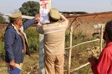 फरार अभियुक्त के खिलाफ पुलिस की सख्ती, गांव में डुगडुगी बजवाकर कराई मुनादी