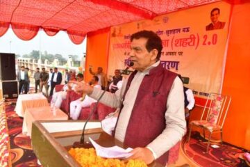 मऊ में पीएम आवास योजना के लाभार्थियों को मंत्री ए.के. शर्मा ने वितरित किए स्वीकृति पत्र