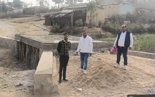 आरसीसी पुलिया निर्माण का ईओ ने किया निरीक्षण, गुणवत्ता बनाए रखने के निर्देश