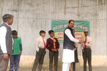 मदरसा कादरिया एकेडमी में बच्चों को किया गया सम्मानित