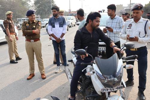 रॉन्ग साइड और यातायात नियम तोड़ने वालों पर सोनभद्र पुलिस का सख्त अभियान