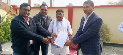 परियोजना कॉलोनी से आवास खाली कराने का दबाव, प्राचार्य व प्राध्यापकों ने मंत्री को सौंपा पत्रक