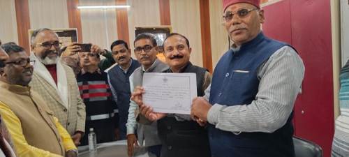 भूमि विकास बैंक के नवनिर्वाचित अध्यक्ष दयाशंकर पाण्डेय ने लिया प्रमाण पत्र