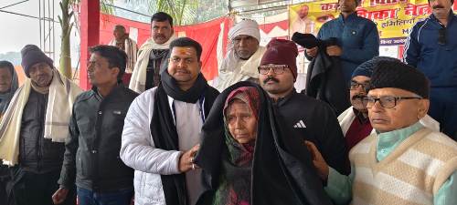 कड़ाके की ठंड में गरीब परिवारों का सहारा बना अंशिका नेत्र चिकित्सालय…. 