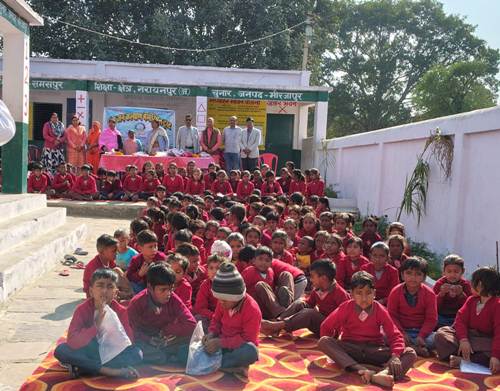 समसपुर प्राथमिक विद्यालय के बच्चों को वितरित किया गया स्वेटर 