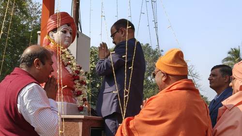 विवेकानंद जयंती पर सीएमडी बीसीसीएल ने कोयला नगर स्थित स्वामी विवेकानंद की प्रतिमा पर किया माल्यार्पण 