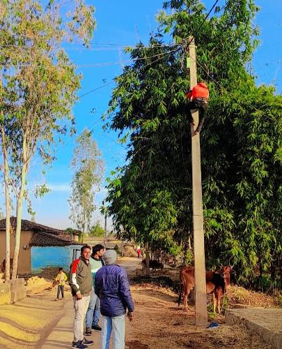 बिल बकाया तो अंधेरा तय, प्रधान जी नरमी बरतने का JE से कर रहे है़ं अनुरोध