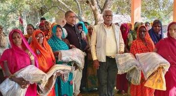 असहाय बुजुर्ग, विकलांगों को कंबल वितरित किया गया