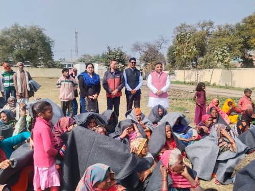 मां शारदा शिक्षा एवं सेवा ट्रस्ट ने जरूरतमंदों में बांटे कम्बल