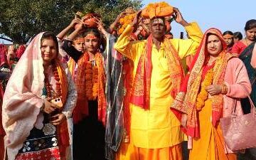 झरियवां धाम महादेव मंदिर में नौ दिवसीय विराट रूद्र महायज्ञ शुरू,निकली कलश यात्रा