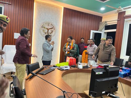 सेवानिवृत्त वाहन चालक को जिलाधिकारी ने किया सम्मानित,कर्मचारियों ने दी भावभीनी विदाई