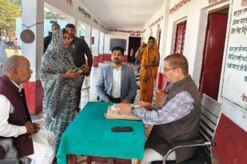 विशेष प्रगाढ़ पुनरीक्षण अभियान के तहत मतदाता नामांकन प्रक्रिया का जिलाधिकारी ने लिया जायजा