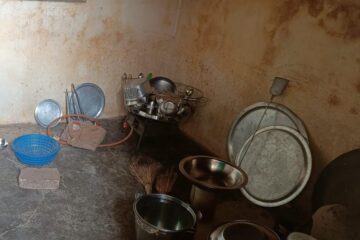 प्राथमिक विकास के किचन का ताला तोड़कर चोर उठा ले गए गैस सिलेंडर व बर्तन तथा राशन 