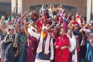 रसोइयों ने किया कलेक्ट्रेट पर प्रदर्शन