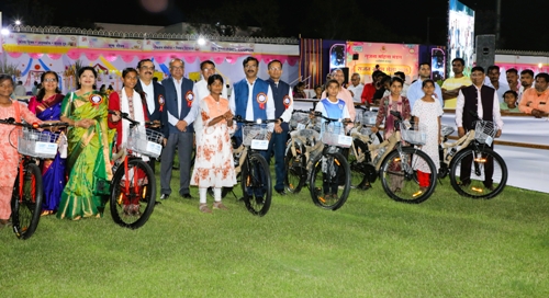 एनटीपीसी सोलापुर ने सीएसआर पहल के तहत बालिकाओं को बांटी साइकिलें