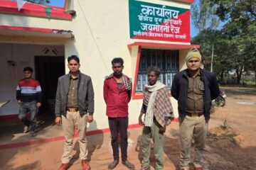 प्रतिबंधित हरा खैर काटते दो व्यक्तियों को वन विभाग की टीम ने किया गिरफ्तार 