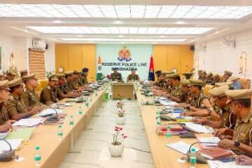 आईजी विंध्याचल रेंज ने पुलिस लाइन चुर्क में की उच्चस्तरीय समीक्षा बैठक