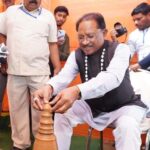 मुख्यमंत्री ने कुम्हार के चाक पर गढ़ा दीया,पारंपरिक शिल्पकारों से किया आत्मीय संवाद
