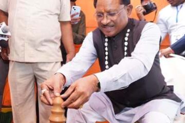 मुख्यमंत्री ने कुम्हार के चाक पर गढ़ा दीया,पारंपरिक शिल्पकारों से किया आत्मीय संवाद
