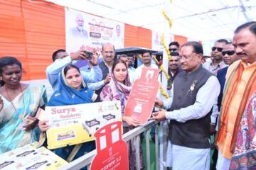 उज्ज्वला गैस,पिंक ई-रिक्शा और गार्बेज रिक्शा वितरण से आत्मनिर्भरता को मिला नया संबल