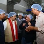 गुजरात के बनासकांठा की डेयरी क्रांति से सीख लेने पहुँचा छत्तीसगढ़ का दल