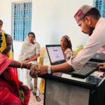 डिजिटल सुविधा केंद्र में 86 वर्षीय भक्तिन राय को अंगूठे के निशान पर मिल रही सुविधाएं